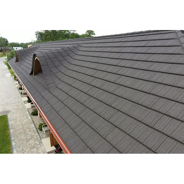 Кровля из Metrotile Woodshake Pepper на фоне зелени